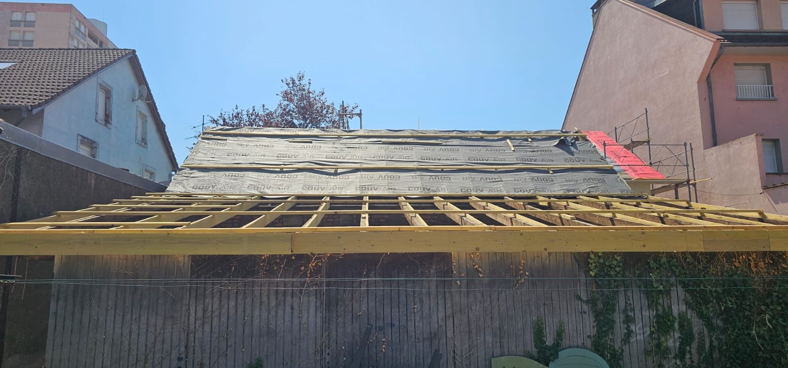 Chevrons d'un appentis et écran de sous-toiture posé sur la maison