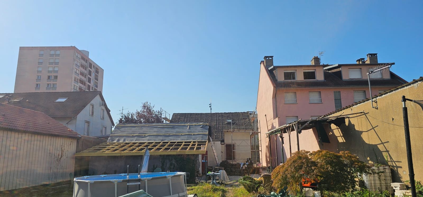 Toiture à mi-chantier avec écran de sous-toiture posé