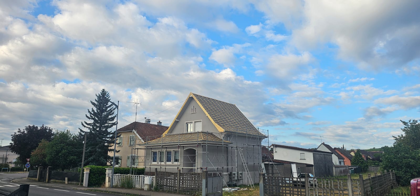 Maison échafaudée, ancienne couverture déposée avant réfection complète, secteur de Wittelsheim