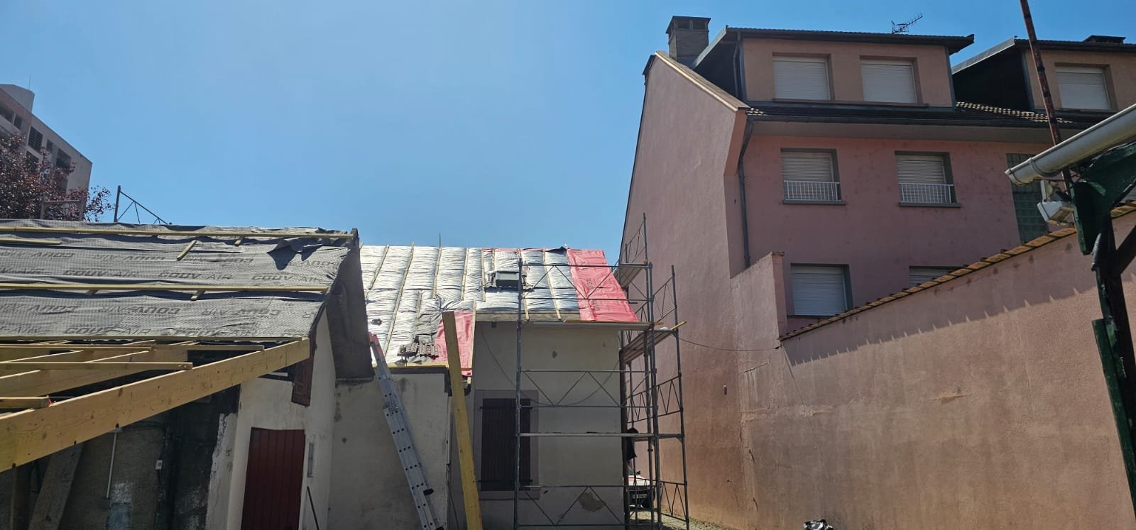 Écran de sous-toiture posé sur les deux versants d'une toiture en rénovation