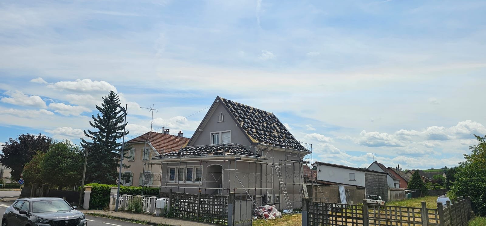 Pose de tuiles sur un versant en cours de rénovation, Haut-Rhin