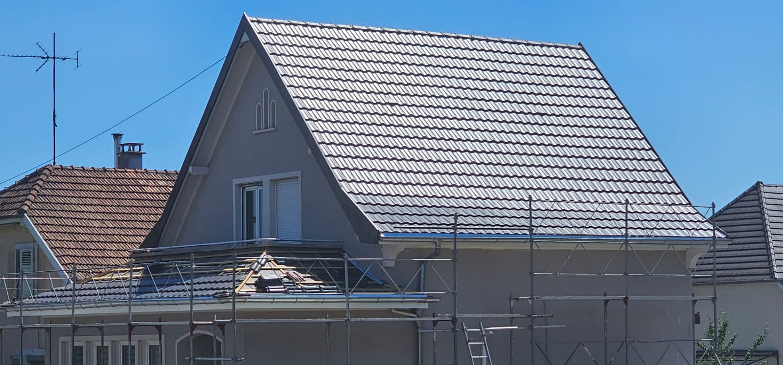 Toiture terminée avec tuiles neuves, rives et faîtage repris, maison du Haut-Rhin