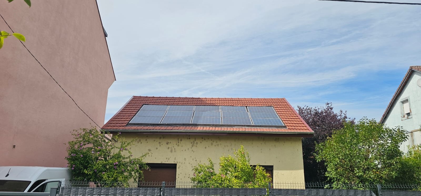 Couverture en tuiles neuves refaite sous une installation photovoltaïque existante, Haut-Rhin