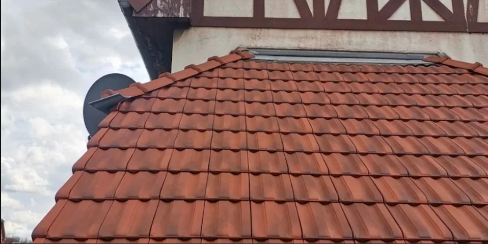 Toiture démoussée et traitée, résultat avant après, Ferrette, Sundgau